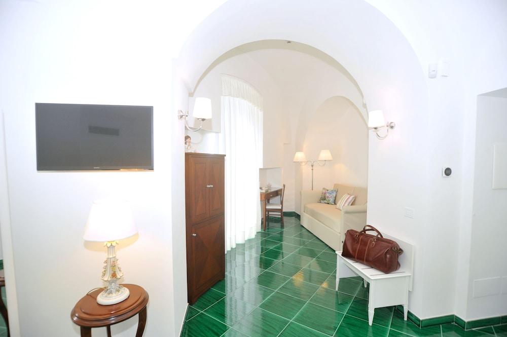Core Amalfitano City Suites Экстерьер фото